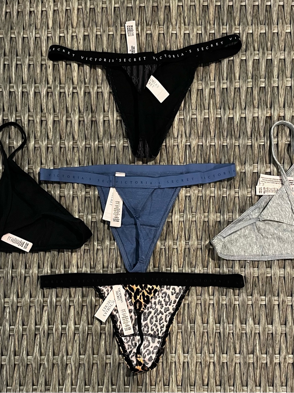 🆕Victoria’s Secret Lot of 5 V- String Panties Size S/P - Picture 4 of 4